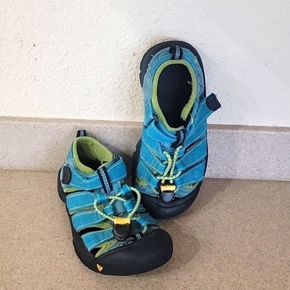 *CHILDRENS KEEN WATERPROOF SHOES (sz 13)‎